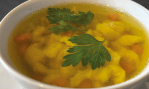 ROSÓŁ Z DOMOWYMI KLUSECZKAMI 200 ml